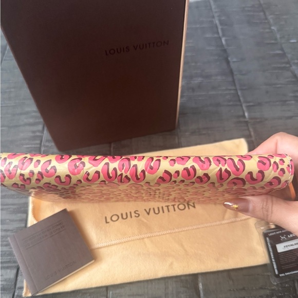 Louis Vuitton Blanc Corail Monogram Vernis Leopard Zippy Wallet - Picture 8 of 15